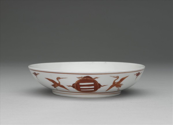 白瓷描紅雲鶴八卦紋盤