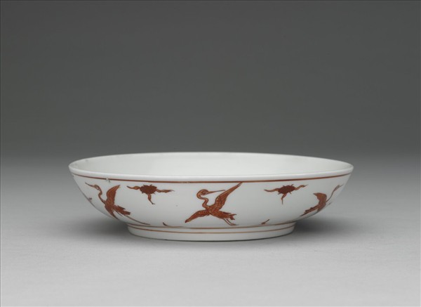 白瓷描紅雲鶴八卦紋盤