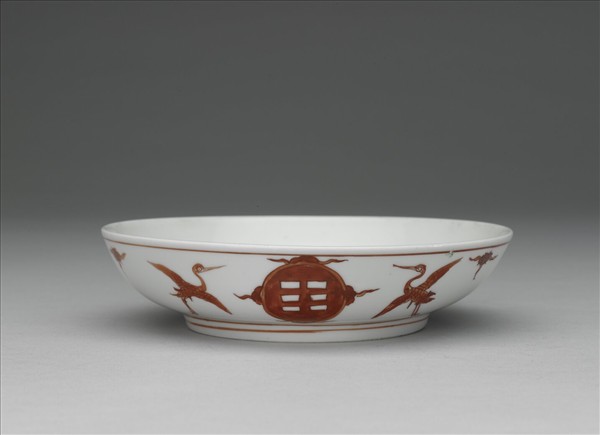 白瓷描紅雲鶴八卦紋盤