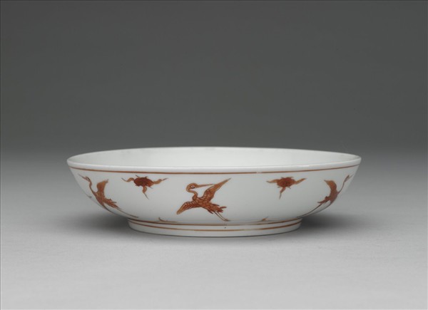 白瓷描紅雲鶴八卦紋盤