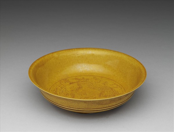 黃釉雙龍戲珠紋盤