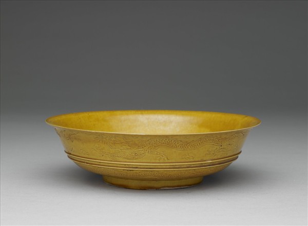 黃釉雙龍戲珠紋盤