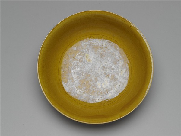 黃釉雙龍戲珠紋盤