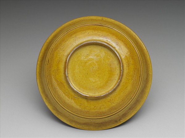 黃釉雙龍戲珠紋盤