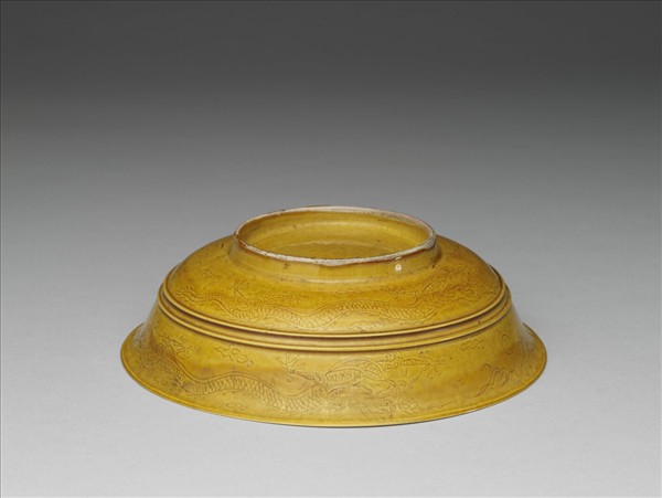 黃釉雙龍戲珠紋盤