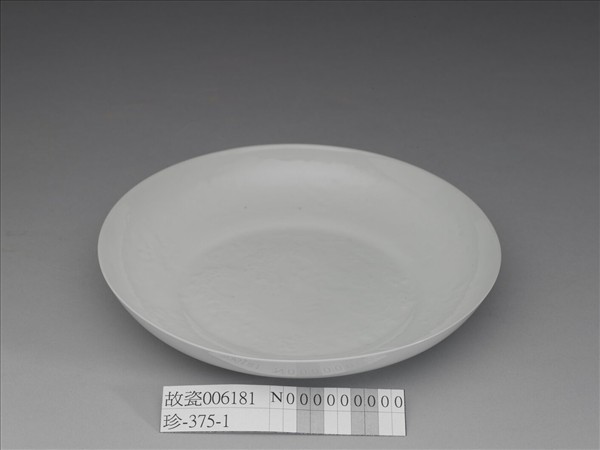 白瓷暗花龍紋盤