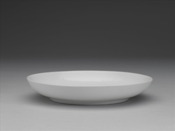 白瓷暗花龍紋盤