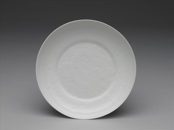 白瓷暗花龍紋盤