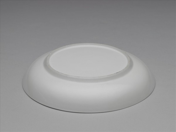 白瓷暗花龍紋盤