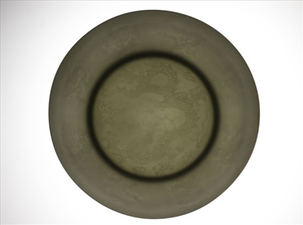 白瓷暗花龍紋盤