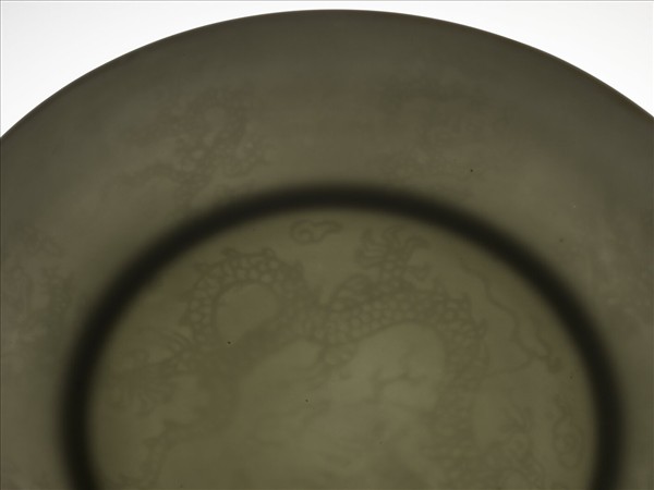 白瓷暗花龍紋盤