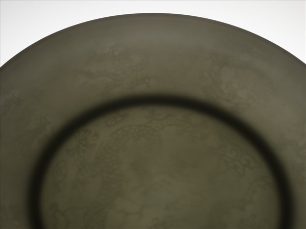 白瓷暗花龍紋盤