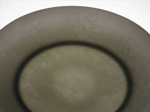 白瓷暗花龍紋盤