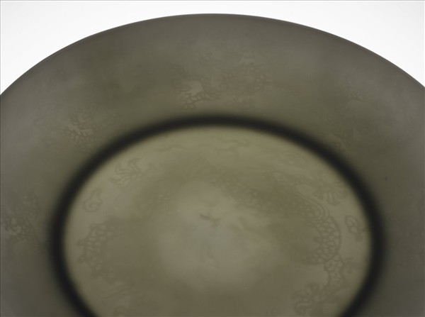 白瓷暗花龍紋盤