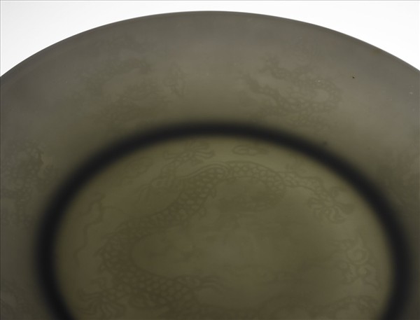 白瓷暗花龍紋盤