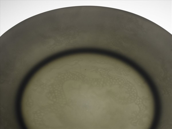 白瓷暗花龍紋盤