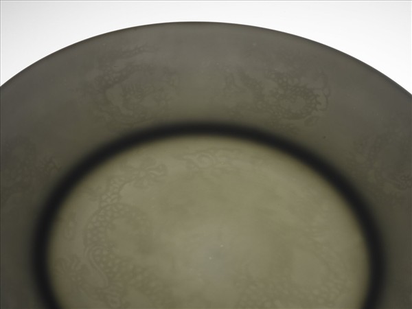 白瓷暗花龍紋盤