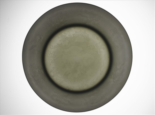 白瓷暗花龍紋盤