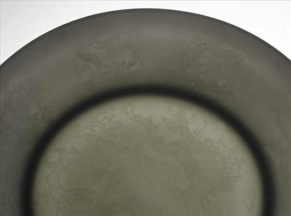 白瓷暗花龍紋盤