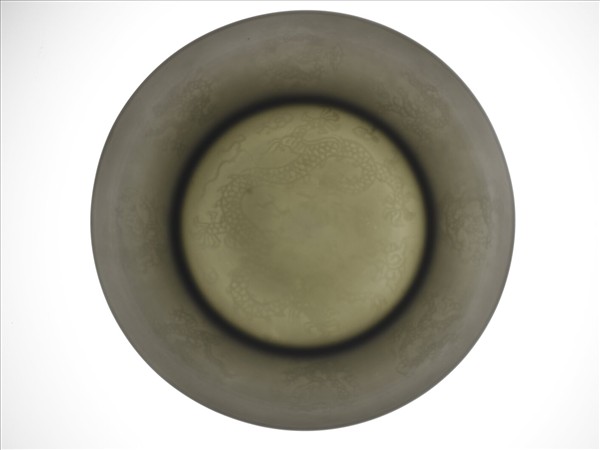 白瓷暗花龍紋盤