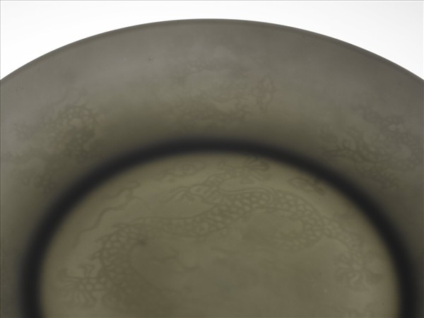 白瓷暗花龍紋盤