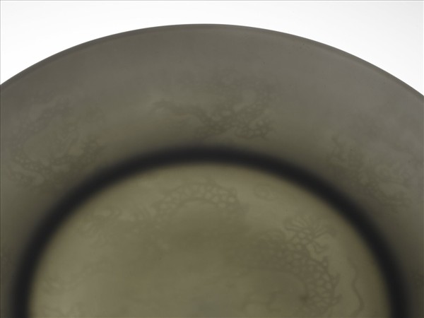 白瓷暗花龍紋盤