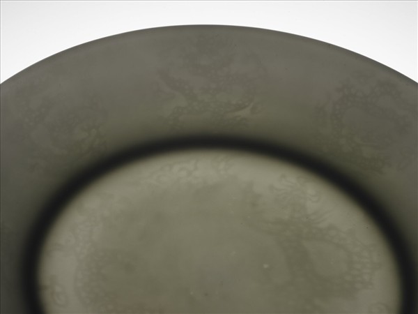 白瓷暗花龍紋盤