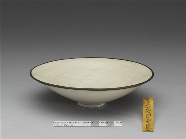 定窯 白瓷劃花雙魚紋碗