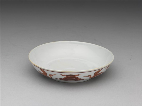 白瓷描紅雲鶴八卦紋盤