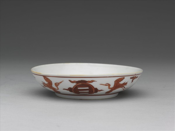 白瓷描紅雲鶴八卦紋盤