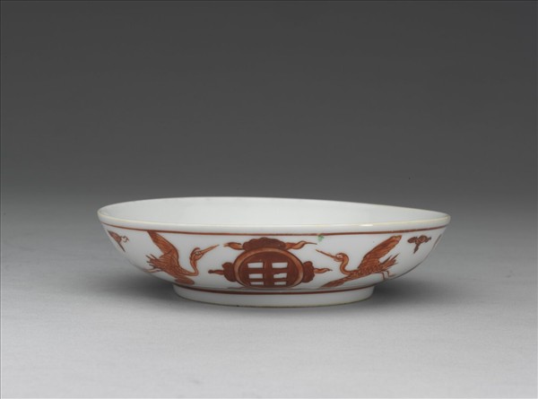 白瓷描紅雲鶴八卦紋盤