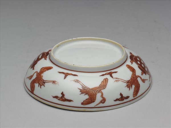 白瓷描紅雲鶴八卦紋盤