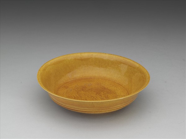 黃釉雙龍戲珠紋盤