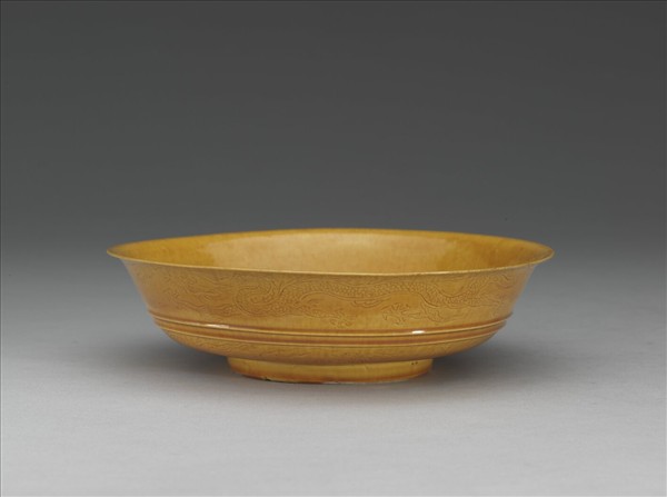 黃釉雙龍戲珠紋盤