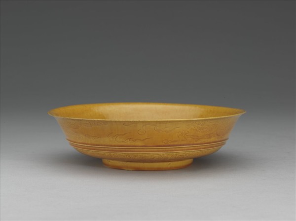 黃釉雙龍戲珠紋盤