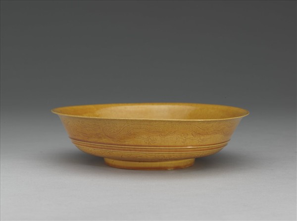 黃釉雙龍戲珠紋盤