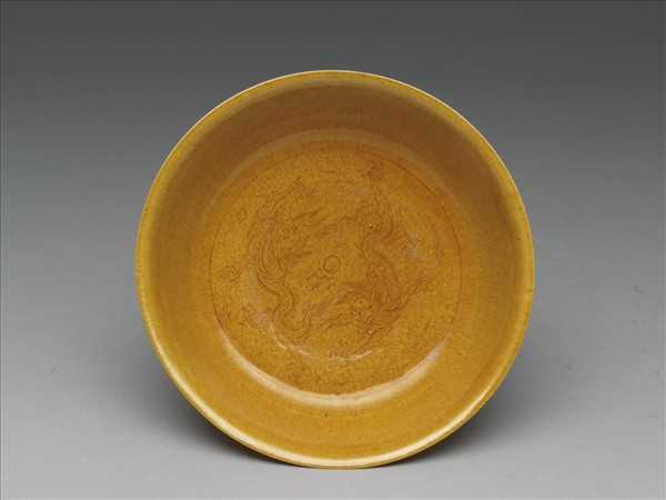 黃釉雙龍戲珠紋盤