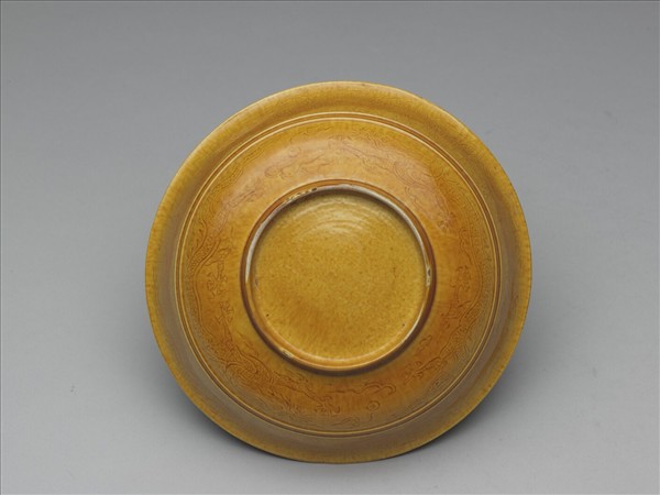 黃釉雙龍戲珠紋盤