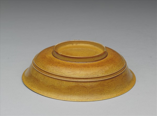 黃釉雙龍戲珠紋盤