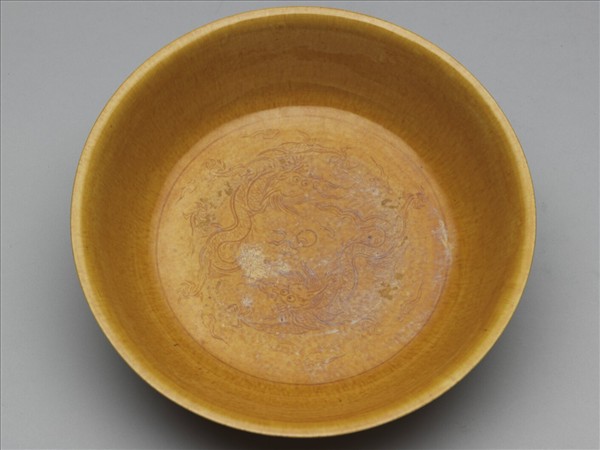 黃釉雙龍戲珠紋盤