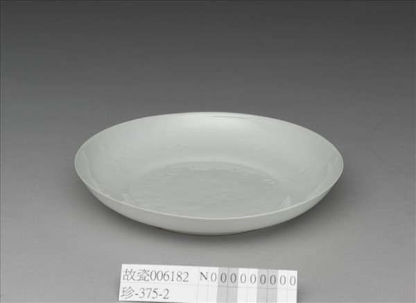 白瓷暗花龍紋盤