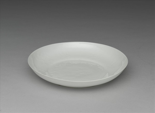 白瓷暗花龍紋盤