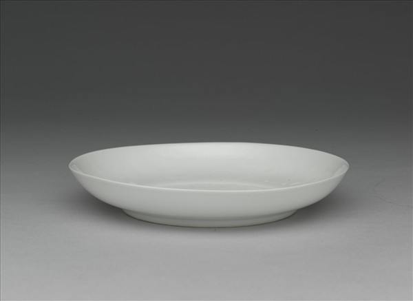 白瓷暗花龍紋盤