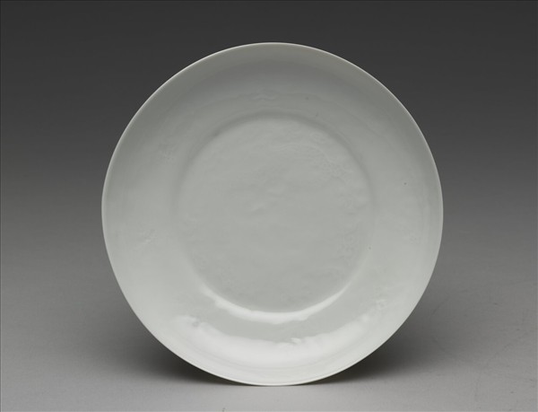 白瓷暗花龍紋盤