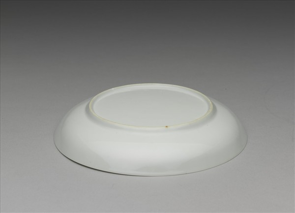 白瓷暗花龍紋盤