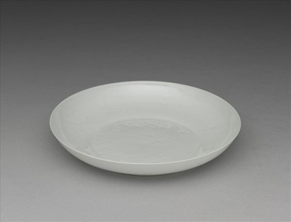 白瓷暗花龍紋盤