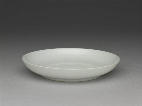 白瓷暗花龍紋盤