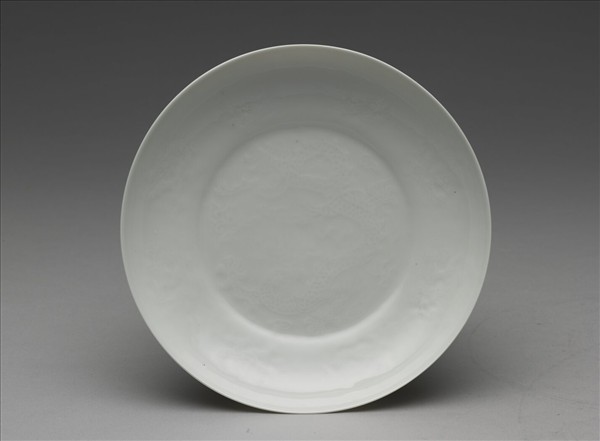 白瓷暗花龍紋盤