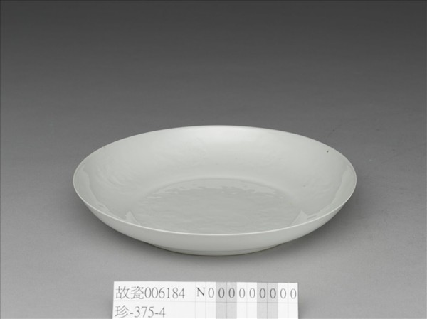 白瓷暗花龍紋盤