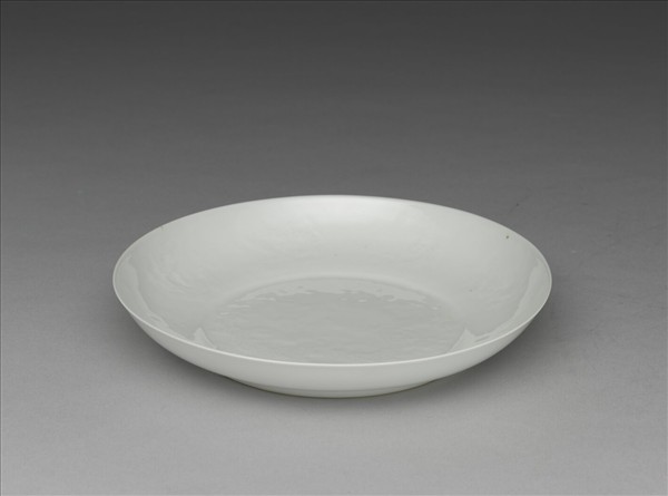 白瓷暗花龍紋盤